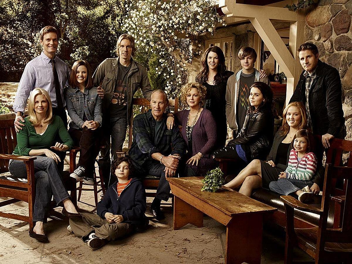 Tal vez la menos conocida de la selección, pero no por ello es menos importante, especialmente si temes la llegada del final de This is Us. En esta ocasión, esta producción creada por Jason Katims se centra en los Braverman, una familia compuesta por una pareja, sus cuatro hijos y sus muchos nietos. Y al ser intergeneracional da lugar a historias de todo tipo, desde los problemas de la adolescencia a las inseguridades paternas, tratando temas como el racismo, el autismo o el cáncer. Un drama entrañable presente en el catálogo de Amazon Prime Video que consta de 6 temporadas y 103 episodios. 