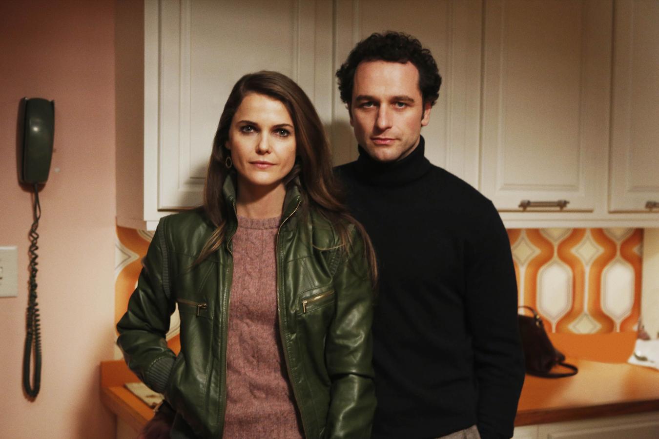 El matrimonio de espías rusos más conocido de la televisión fue llevado a la pequeña pantalla por uno de los matrimonios más conocidos de Hollywood, compuesto por Matthew Rhys y Keri Russell. Ambientada en los años 80, los Jennings viven en Washington y aparentan ser una familia normal mientras llevan a cabo operaciones secretas para la KGB. Seis temporadas y 75 episodios cargados de suspense que podemos encontrar en Disney +.