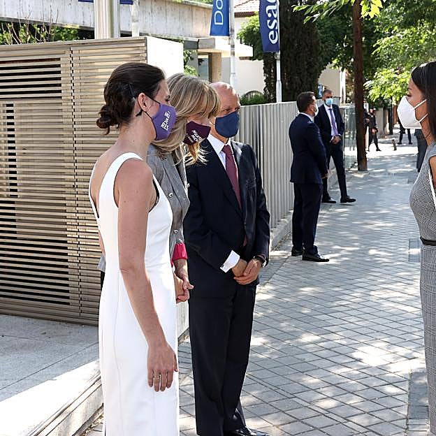 Ana Bujaldón junto a la ministra de igualdad, Irene Montero, y a la reina Letizia. 
