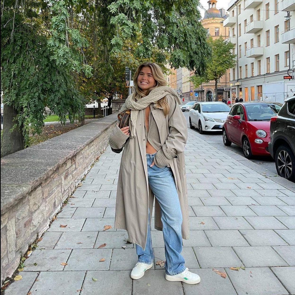 Pincha en la imagen para ver Rompe con la monotonía de los looks de invierno con los pantalones estampados de Mango que sientan de maravilla