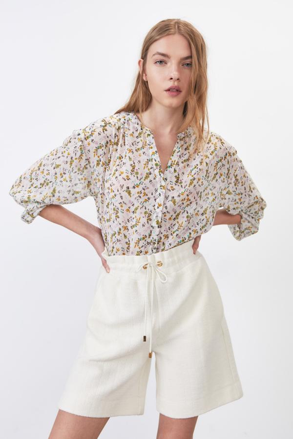 Cuello mao abierto y cierre frontal de botones para esta camisa de mangas largas que está disponible en cuatro diseños diferentes y cuesta 9,99 euros.