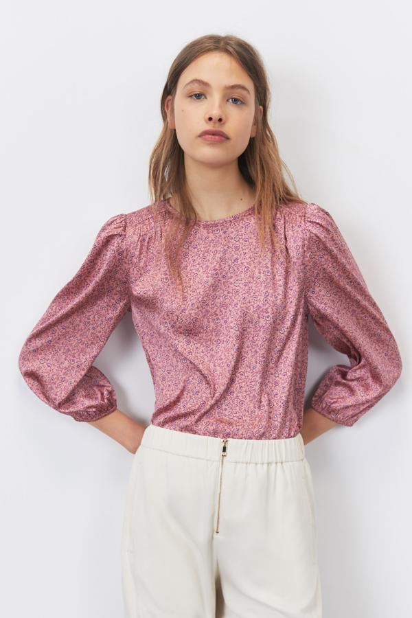 En tejido satinado y disponible en siete diseños diferentes, este top con cuello caja y mangas abullonadas tiene un precio de 9,99 euros. 