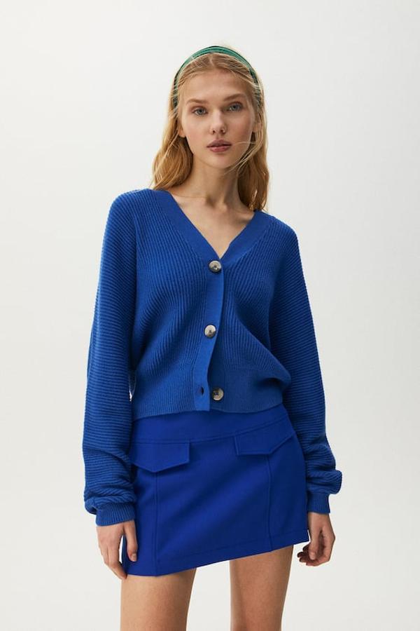 En azul cobalto, este cárdigan de punto canalé de Pull&Bear con escote de pico y cierre frontal de botones tiene un precio de 22,99 euros. 