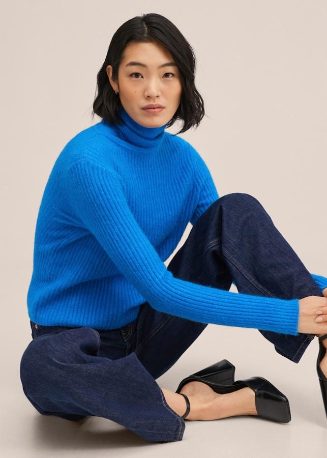 De venta exclusiva en la web de Mango, este jersey de punto en canalé, con cuello vuelto y diseño recto tiene un precio de 25,99 euros. 