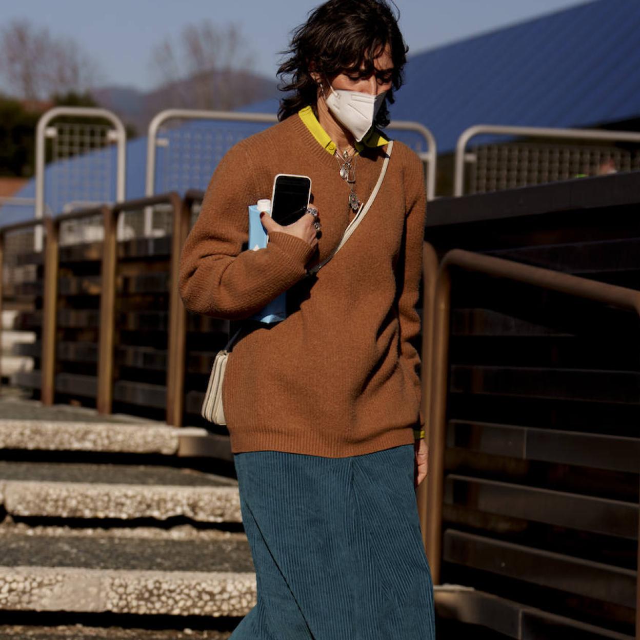 Pincha en la foto para ver las faldas estampadas que acaban de llegar a Mango y son perfectas para tus looks con jersey de punto y blazer