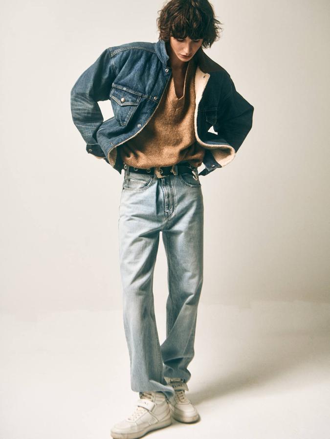 Chaqueta, pantalón vaquero y sneakers, todo de Celine; chaleco de punto, de Easy Wear en El Corte Inglés; pendientes de Aristocrazy y cinturón de The Kooples.