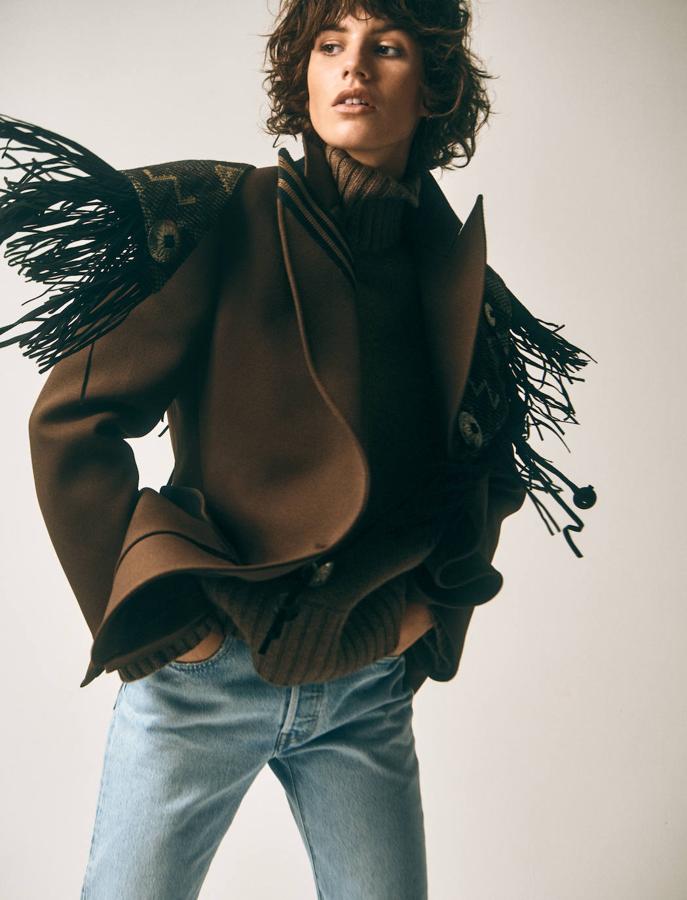 Jersey de cuello alto, de Cos; americana de Philosophy di Lorenzo Serafini, vaqueros de Levi’s, pendientes de Aristocrazy y accesorio sobre los hombros, de Antik Batik.