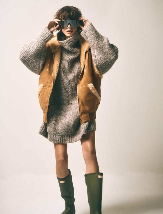 Jersey de cuello alto oversize y chaleco, ambos de Celine; botas de agua, de Hunter; gafas de Moncler y pendientes de Aristocrazy.