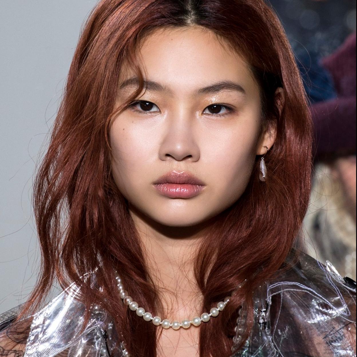 Pincha en la imagen para ver los 22 sérums faciales perfectos para empezar a utilizar a partir de los 50 años.