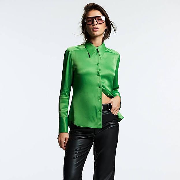 Imagen principal - Estas son las camisas satinadas de colores rebajadas por menos de 20 euros para que tus looks con vaqueros siempre sean de 10