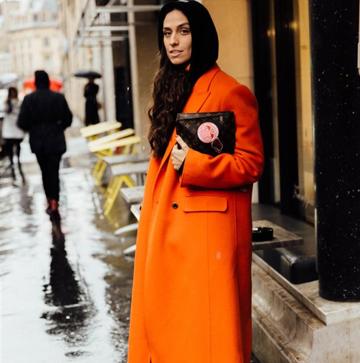 Imagen secundaria 1 - De Nuria Roca a Olivia Palermo: dónde copiar el favorecedor abrigo naranja que ha triunfado en Instagram y que arrasa en el street style
