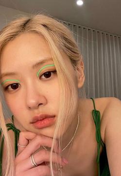 Imagen secundaria 2 - Eyeliner adhesivo, el truco más fácil (y muy barato) para levantar el párpado caído en pocos segundos y que triunfa entre las famosas