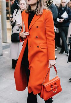 Imagen secundaria 2 - De Nuria Roca a Olivia Palermo: dónde copiar el favorecedor abrigo naranja que ha triunfado en Instagram y que arrasa en el street style