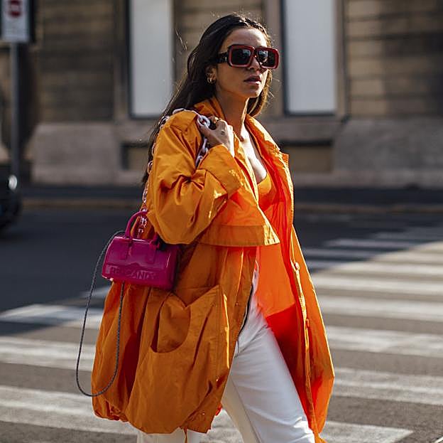 Imagen principal - De Nuria Roca a Olivia Palermo: dónde copiar el favorecedor abrigo naranja que ha triunfado en Instagram y que arrasa en el street style