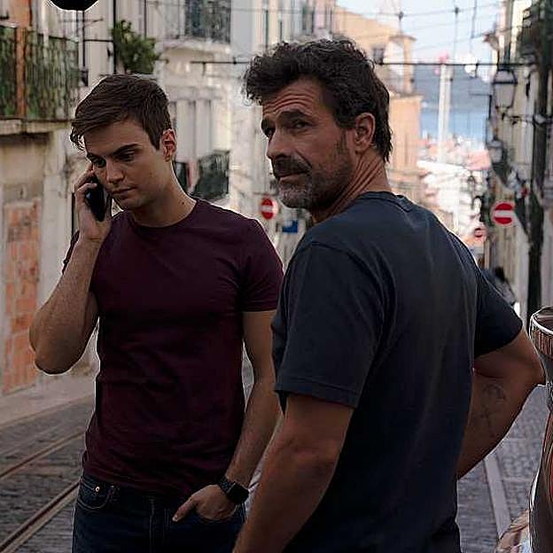 Nacho Nugo y Rodolfo Sancho, hijo y padre, en las calles de Lisboa.