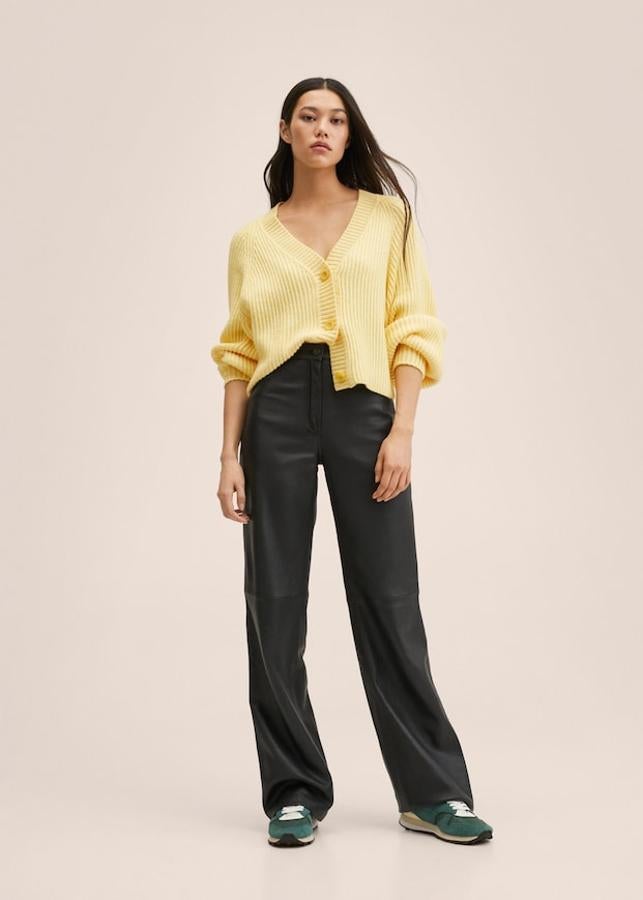 Este bonito cardigan de punto grueso y terminaciones de canalé de diseño oversize en amarillo pastel viene con escote de pico y cierre de botones a tono frontal y podemos comprarlo por 39,99 euros. 