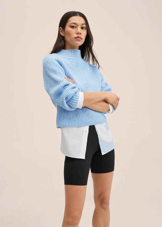 Cuello perkins y punto de canalé para este jersey cropped en azul celeste de diseño recto y mangas largas que cuesta 39,99 euros. 