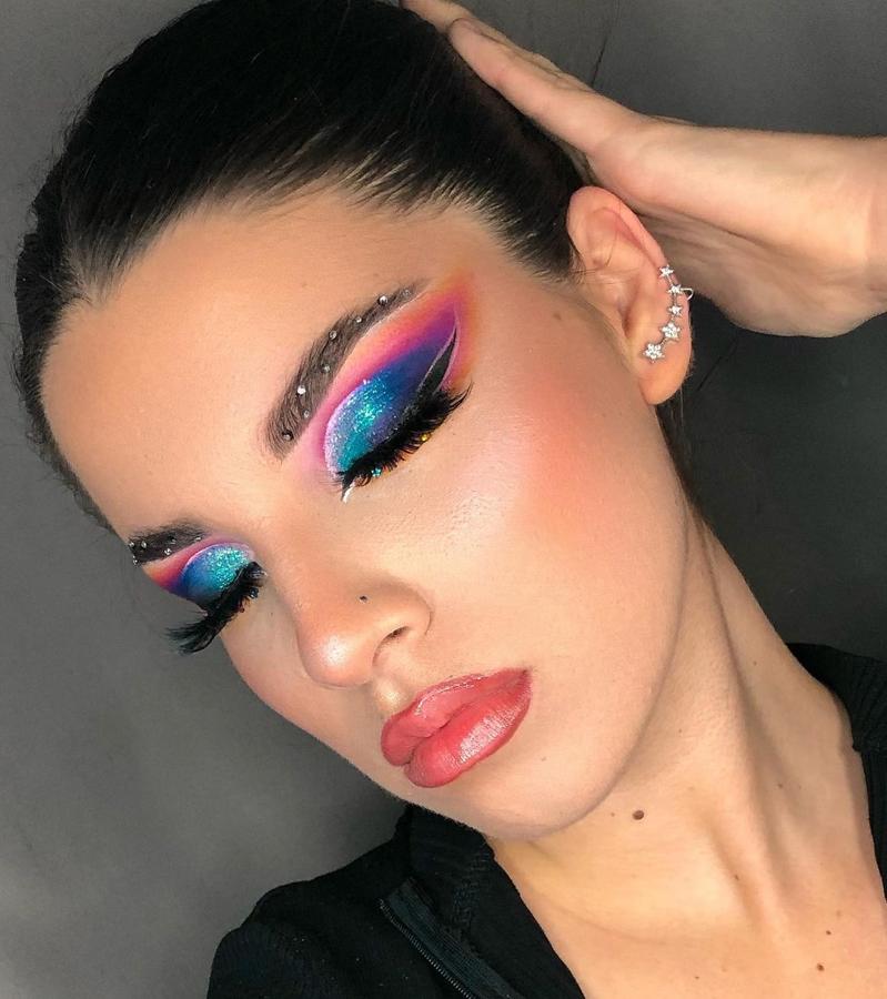 La creadora de contenido tiene como lema “vamos a potenciar tu belleza”. Si eres amante de los looks de sombras de ojos en tonos potentes, te muestra los paso a paso de cómo hacerlo de manera sencilla y didáctica. Entre sus últimas creaciones, se encuentra un look basado en la serie Euphoria perfecto para los amantes de los maquillajes coloridos. 