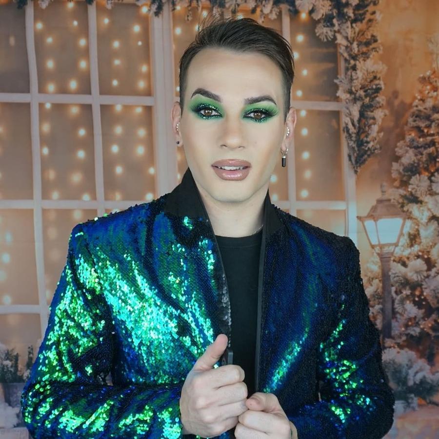 Con más de 2,2 millones de seguidores, Jesús Serrano muestra su experiencia como maquillador y da consejos, para todas las edades, de cómo sacar el mayor partido a tu maquillaje. Sus tips van desde cómo maquillarse a qué productos son los más eficaces según el tipo de piel que tengas. 