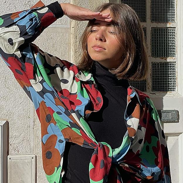 Imagen principal - Todo Instagram tiene esta sobrecamisa estampada de Parfois porque es baratísima, favorece mucho y nos hace soñar con la primavera