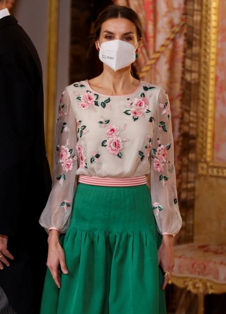Imagen - La Reina Letizia, con un look impresionante con falda larga verde y cuerpo bordado con flores en la recepción anual con el Cuerpo Diplomático acreditado en España.