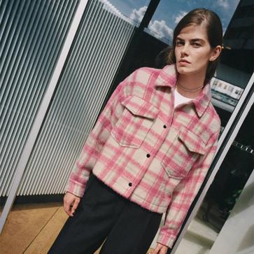 Imagen secundaria 1 - Las sobrecamisas de cuadros que debes comprar en rebajas y cómo se llevan para actualizar tus looks de diario en invierno (y primavera)