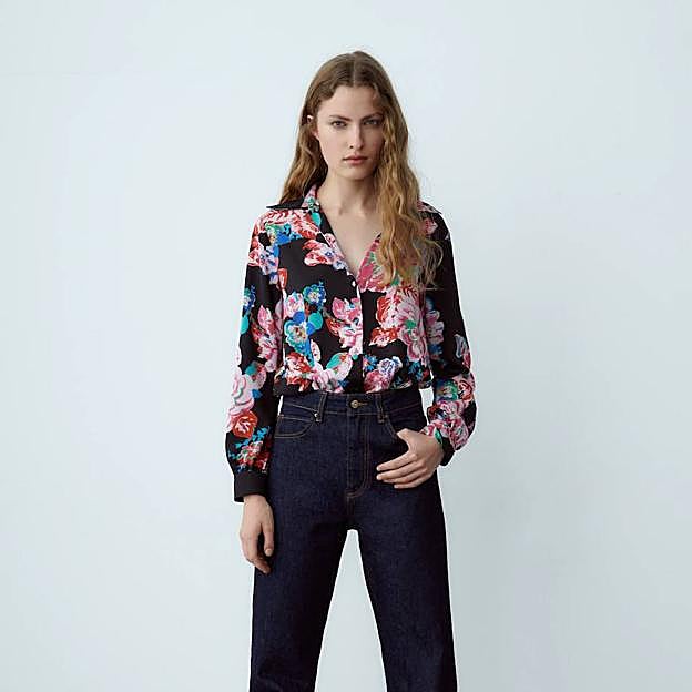 Imagen principal - Blusas, vestidos y faldas: las prendas con estampado floral rebajadas más favorecedoras que puedes empezar a ponerte hoy mismo