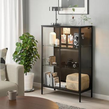 Imagen secundaria 1 - El sofá cama estilo diván está rebajado a 99 euros en el outlet de IKEA. El mueble estantería, perfecto para usarse como vitrina en el salón o el comedor, cuesta 149 euros y las cortinas estampadas, 35 euros.