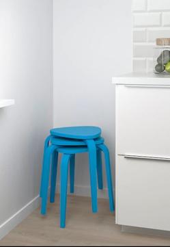 Imagen secundaria 2 - El banco con pérgola para el jardín o la terraza está rebajado a 59 euros en el outlet de IKEA., la sila de comedor pasa a 39 euros y las banquetas de colores apilables, a 9 euros.