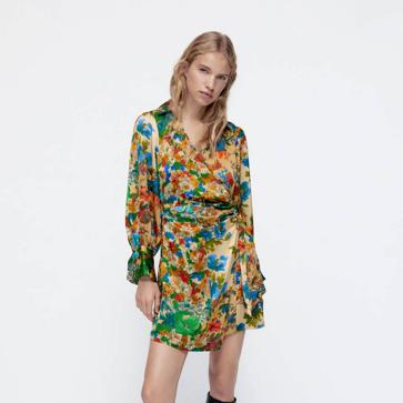 Imagen secundaria 1 - Blusas, vestidos y faldas: las prendas con estampado floral rebajadas más favorecedoras que puedes empezar a ponerte hoy mismo