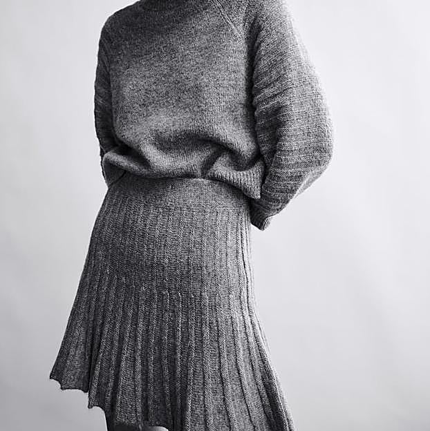 Imagen principal - 1. Conjunto de punto en color gris con jersey con mangas abullonadas (25,99 euros) y mini falda plisada de Zara (19,99 euros). 1. Mini vestido de punto negro con drapeados de Zara (49,99 euros). 3. Falda de tweed en tonos rosas de Zara (19,99 euros). 