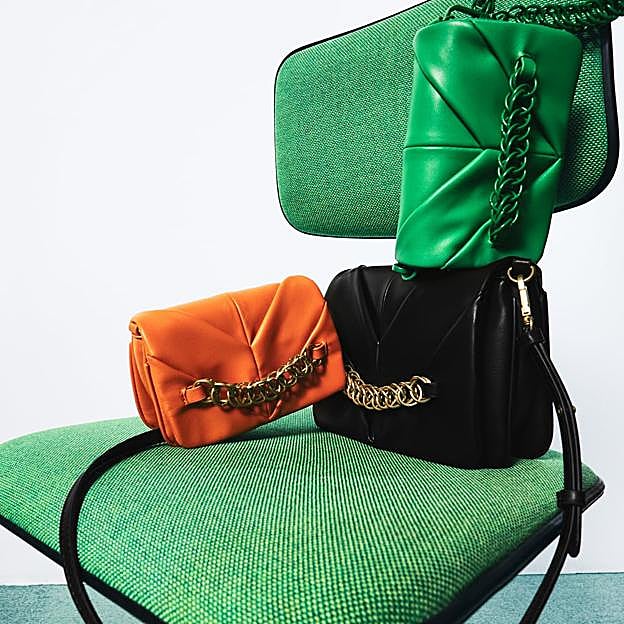 Imagen principal - 1. Bolsos acolchados en tres colores con cadena dorada de Zara (29,99 euros). 2. Bolsos de filetro con inicilaes personalizables de Zara (19,99 euros). Botas altas de serraje con grabados estilo western de Zara (99,99 euros). 