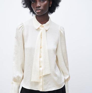 Imagen secundaria 1 - 1. Ameircana clásica con doble botonadura de color dorado de Zara.(59,99 euros). Blusa blanca con lazada y botones de perla de Zara (25,99 euros). 2. Vaqueros cropped con botones laterales de Zara (29,99 euros). 