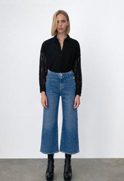 Imagen secundaria 2 - 1. Ameircana clásica con doble botonadura de color dorado de Zara.(59,99 euros). Blusa blanca con lazada y botones de perla de Zara (25,99 euros). 2. Vaqueros cropped con botones laterales de Zara (29,99 euros). 