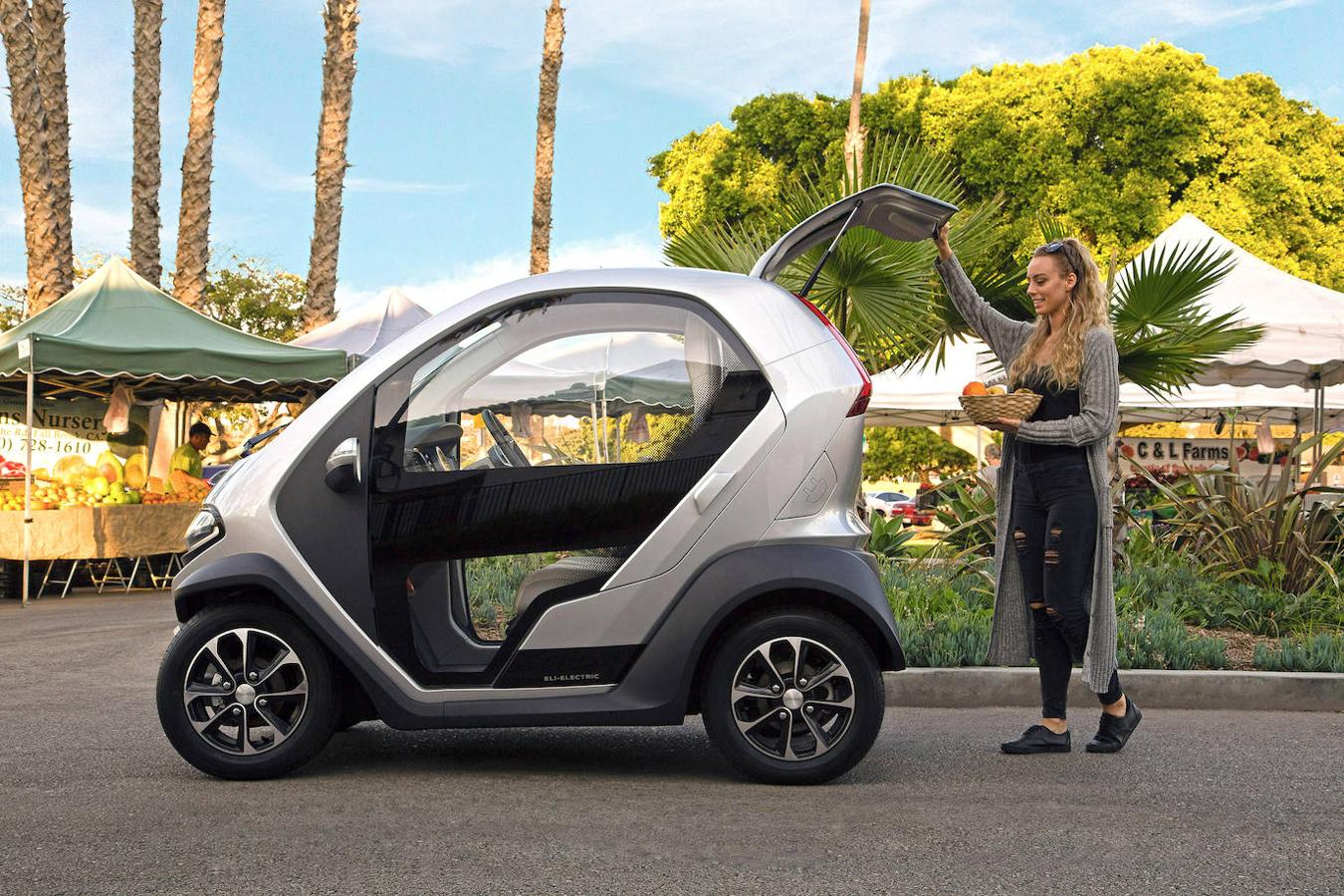 Su estilo recuerda al del Renault Twizy, pero es más ancho y los dos pasajeros van uno al lado del otro. Tiene aire acondicionado y dirección asistida, 110 kilómetros de autonomía y saldrá a la venta durante este año rondando los 14.500 €.