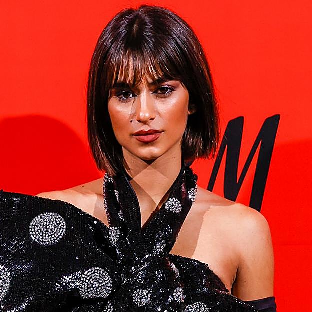 Imagen principal - El cambio de look de Begoña Vargas con el flequillo XS tendencia más atrevido y favorecedor del momento