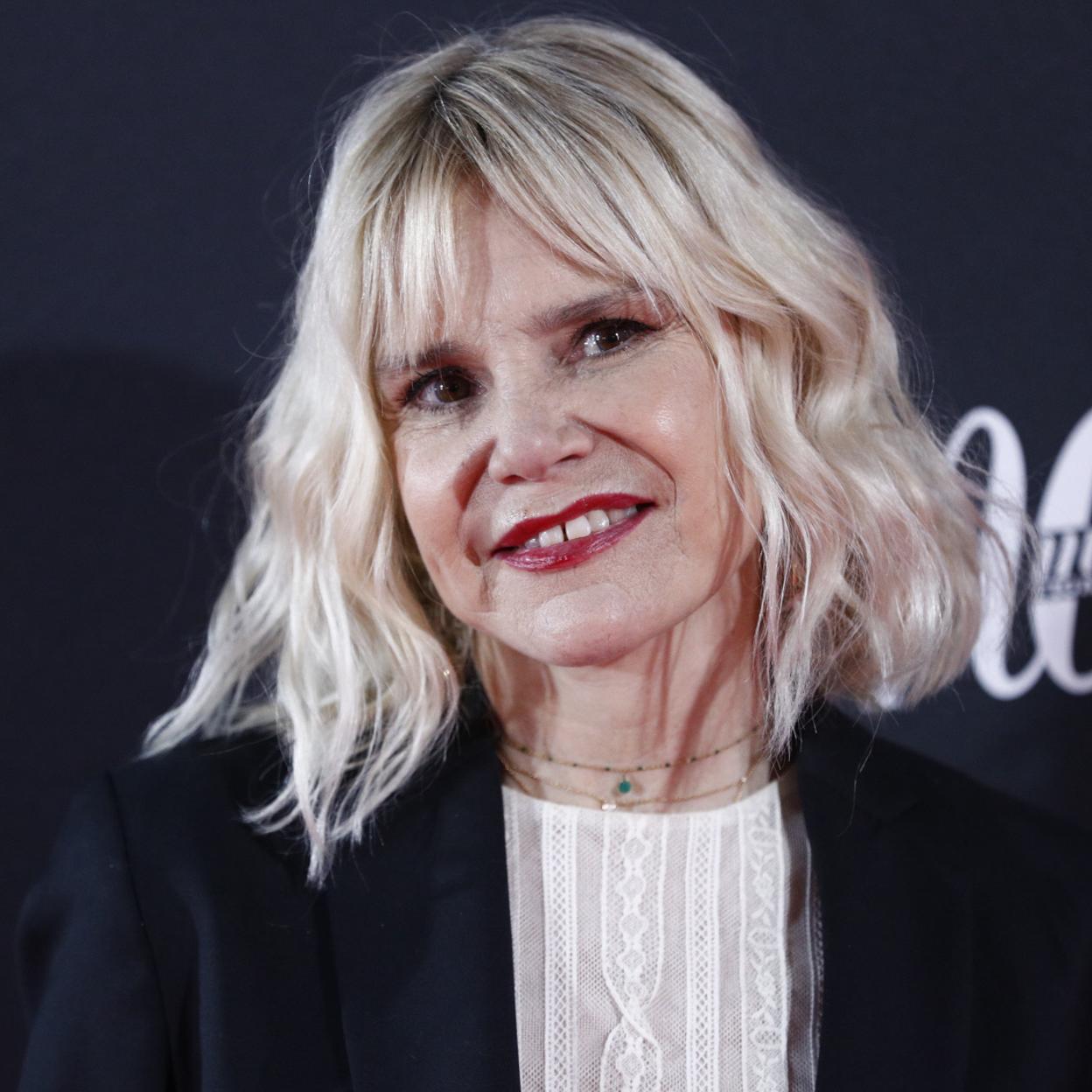 Pincha en la imagen para ver los chalecos de punto de rayas más bonitos de las rebajas que son perfectos para copiar el look favorito de las famosas.