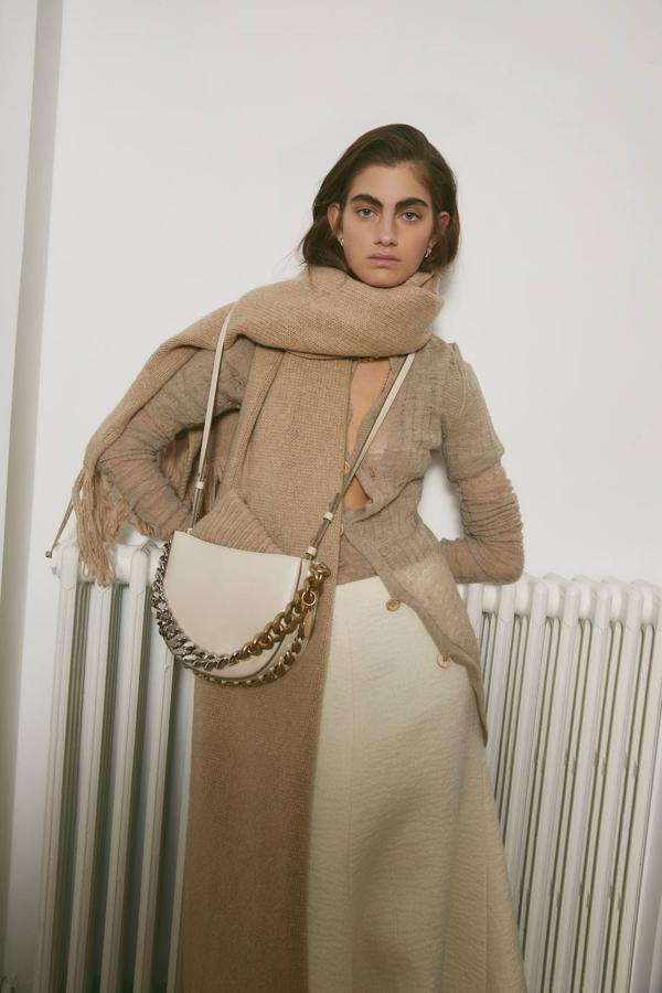 Tops de punto, de Acne Studios; falda de Chloé, bufanda de cachemira, de Boss; bolso de Stella McCartney, pendientes de Ansorena y collar cadena de Aurélie Bidermann.