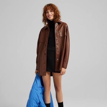 Imagen secundaria 1 - Los abrigos, chaquetas y gabardinas básicos que puedes encontrar rebajados en Bershka por menos de 40 euros