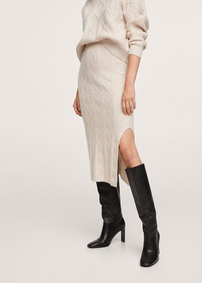 En color crudo y confeccionada en punto grueso en tejido con textura, esta falda de diseño recto y cintura elástica con detalle de abertura en el bajo es de Mango y de 29,99 euros ha pasado a costar 19,99 euros. Está disponible en las tallas XS, S y M.