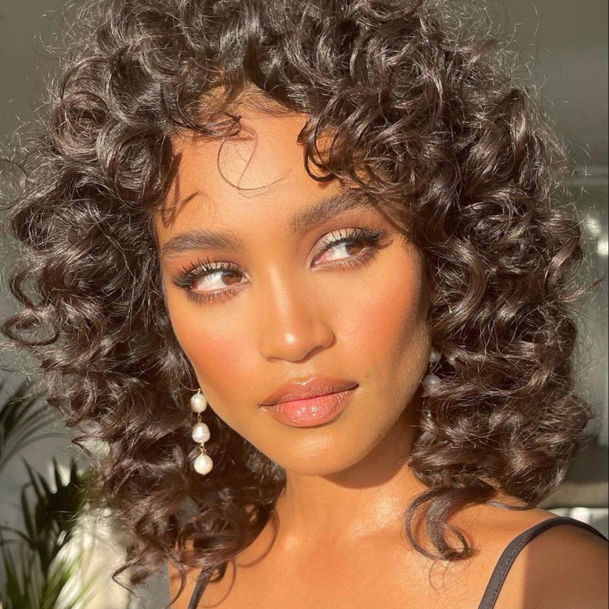 Pincha en la imagen para ver 9 productos para que recuperar tus rizos definidos con el curly girl method sea mucho más efectivo