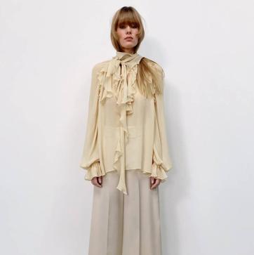 Imagen secundaria 1 - ¡Flechazo! Las novedades de Zara se llenan de volantes en vestidos y blusas de estilo bohemio y romántico, de los que te vas a enamorar