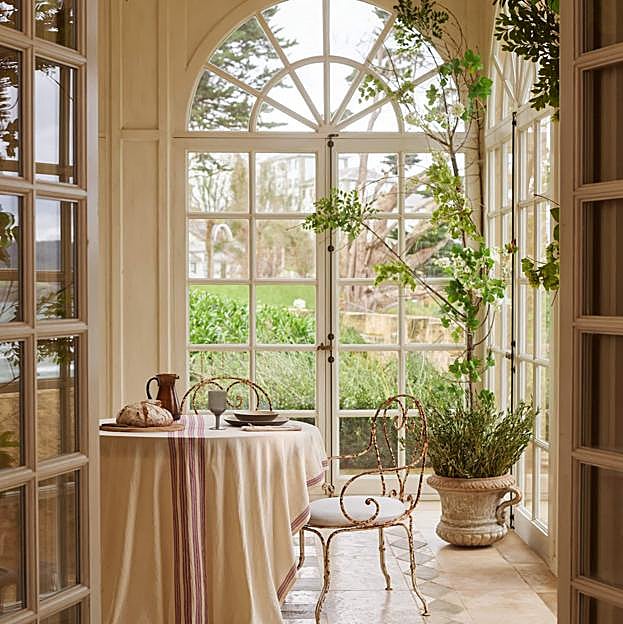 Imagen principal - Los manteles de lino cuestan 29.99 euros (liso con rayas) y 79.99 euros (estampado con flores) en Zara Home; los platos cuestan ente 5.99 y 9.99 euros la unidad; los cubiertos, 4.99 euros y las cristalerías, los vasos y copas están disponibles entre 4.99 y 7.99 euros. Las jarras, cuestan 19.99 y 25.99 euros.