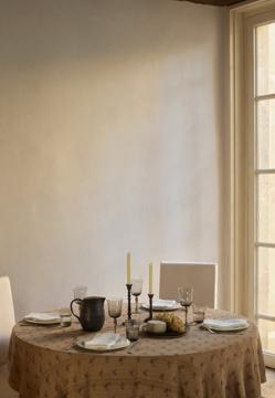 Imagen secundaria 2 - Los manteles de lino cuestan 29.99 euros (liso con rayas) y 79.99 euros (estampado con flores) en Zara Home; los platos cuestan ente 5.99 y 9.99 euros la unidad; los cubiertos, 4.99 euros y las cristalerías, los vasos y copas están disponibles entre 4.99 y 7.99 euros. Las jarras, cuestan 19.99 y 25.99 euros.