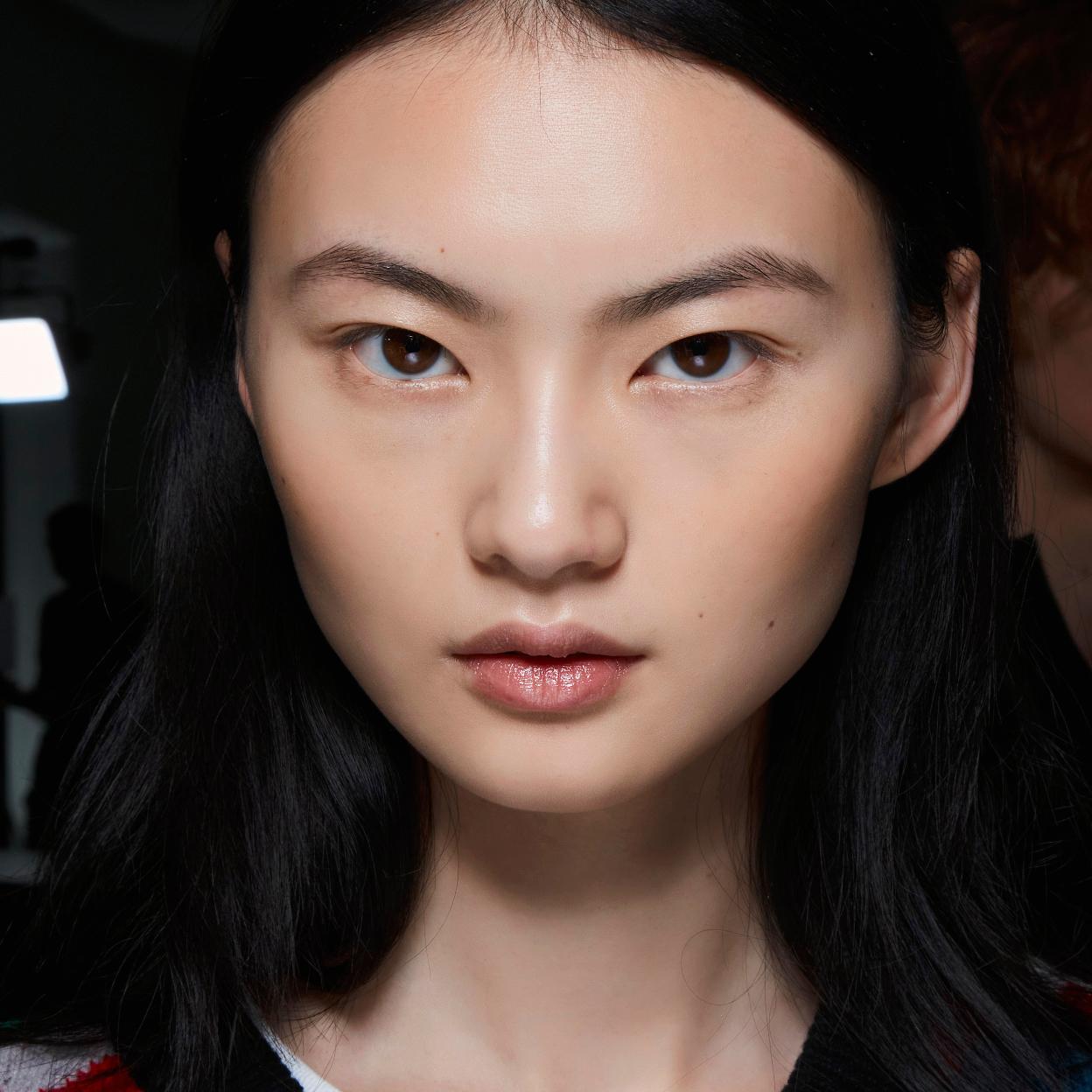 Pincha en la imagen para ver los 22 sérums faciales perfectos para empezar a utilizar a partir de los 50 años.