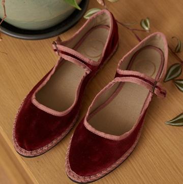 Imagen secundaria 1 - Slippers y merceditas de terciopelo, los zapatos cómodos favoritos de las royals e influencers que son súper tendencia (y asequibles)