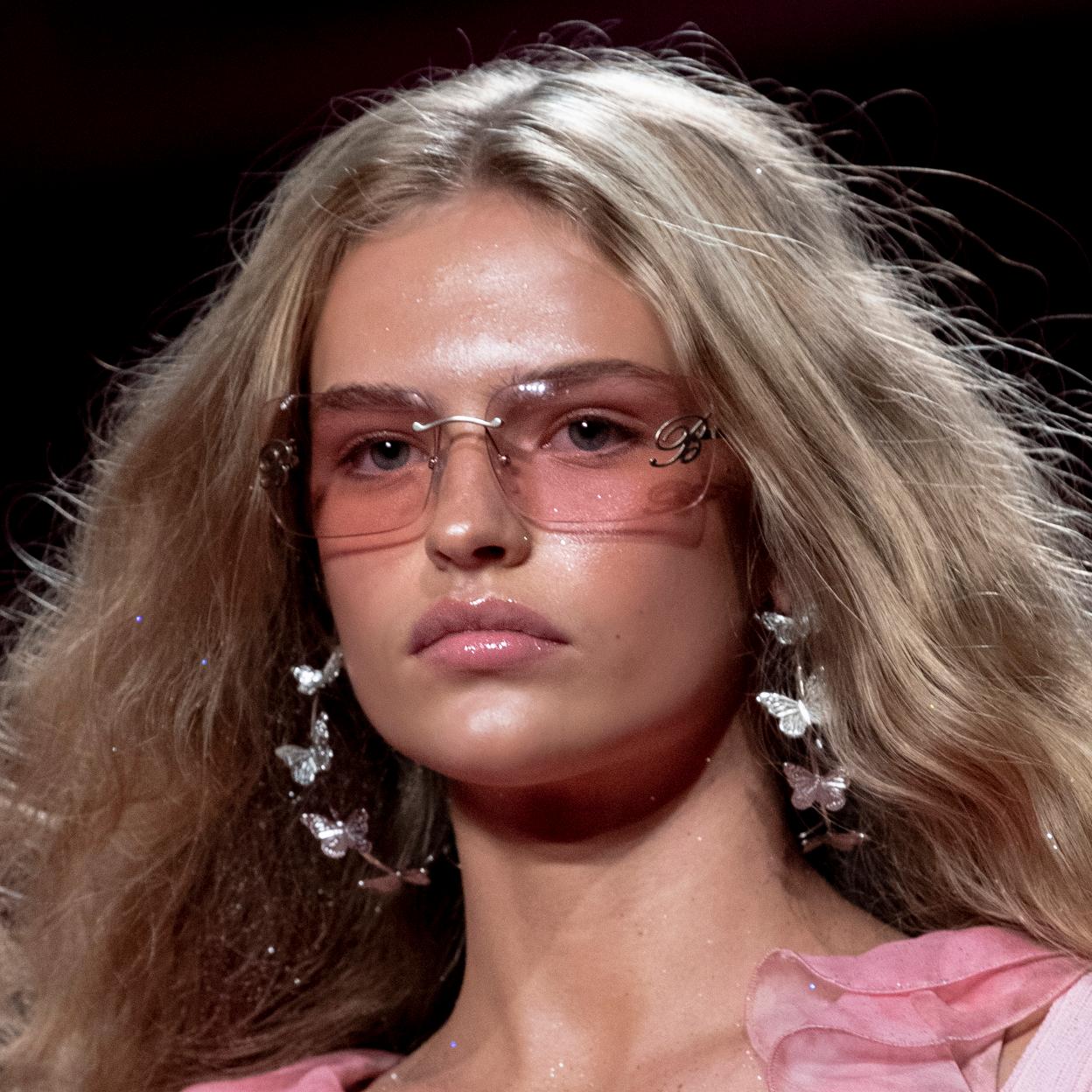 Pincha en la imagen para ver los mejores potenciadores de labios con efecto húmedo que dan volumen y rellenan de forma instantánea.