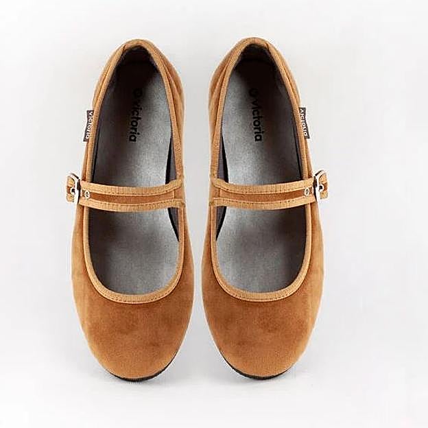 Imagen principal - Slippers y merceditas de terciopelo, los zapatos cómodos favoritos de las royals e influencers que son súper tendencia (y asequibles)