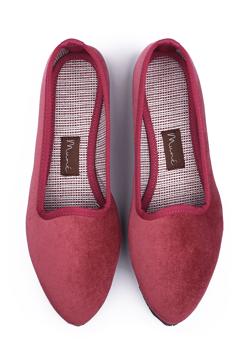 Imagen secundaria 2 - Slippers y merceditas de terciopelo, los zapatos cómodos favoritos de las royals e influencers que son súper tendencia (y asequibles)