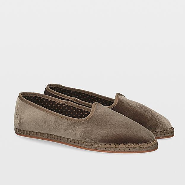 Imagen principal - Slippers y merceditas de terciopelo, los zapatos cómodos favoritos de las royals e influencers que son súper tendencia (y asequibles)